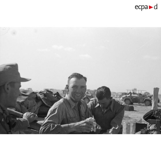 Le capitaine Fromm commandant du I.Flak-Regiment 33 à bord d'un véhicule.