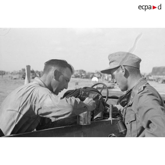 Le capitaine Fromm commandant du I.Flak-Regiment 33 à bord d'un véhicule.