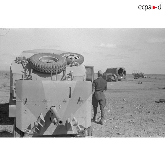 Des artilleurs allemands fouillent des tracteurs d'artillerie britanniques, on remarque un canon de 25 Ordnance QF Mk2.