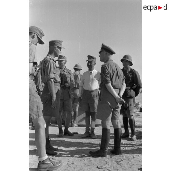 Le général Erwin Rommel inspecte les positions allemandes sur Halfaya et rencontre le Major Albert Panzenhagen, remplaçant le Major Wilhelm Bach.