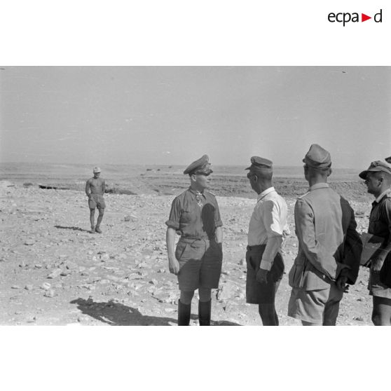 Le général Erwin Rommel inspecte les positions allemandes sur Halfaya et rencontre le Major Albert Panzenhagen, remplaçant le Major Wilhelm Bach.