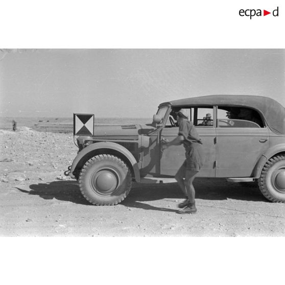 Le véhicule Kfz.21, immatriculé WH-782 786, dans lequel le général Erwin Rommel circule, on reconnaît le fanion accroché sur le devant du véhicule sur lequel on lit Afrika.