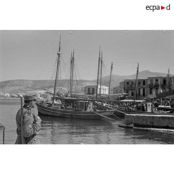 Un chasseur de montagne (Gebirgsjäger) monte la garde dans le port de Rethymnon.