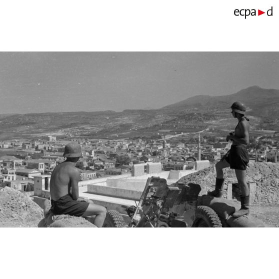 Les servants d'une pièce de 3,7 cm PaK 36/37 postés sur les hauteurs de Rethymnon.