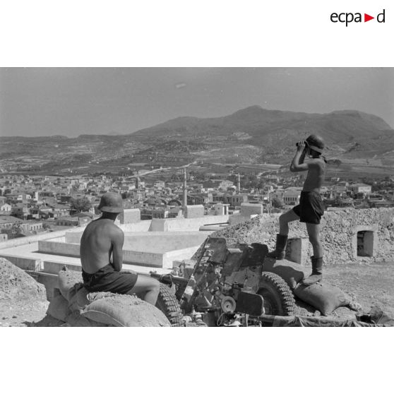 Les servants d'une pièce de 3,7 cm PaK 36/37 postés sur les hauteurs de Rethymnon.