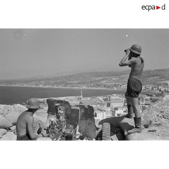 Les servants d'une pièce de 3,7 cm PaK 36/37 postés sur les hauteurs de Rethymnon.