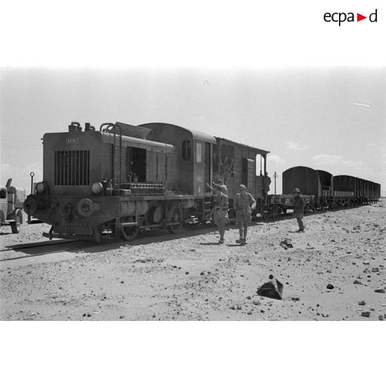 Une locomotive diesel Henschel intéresse le caméraman et ses assistants.