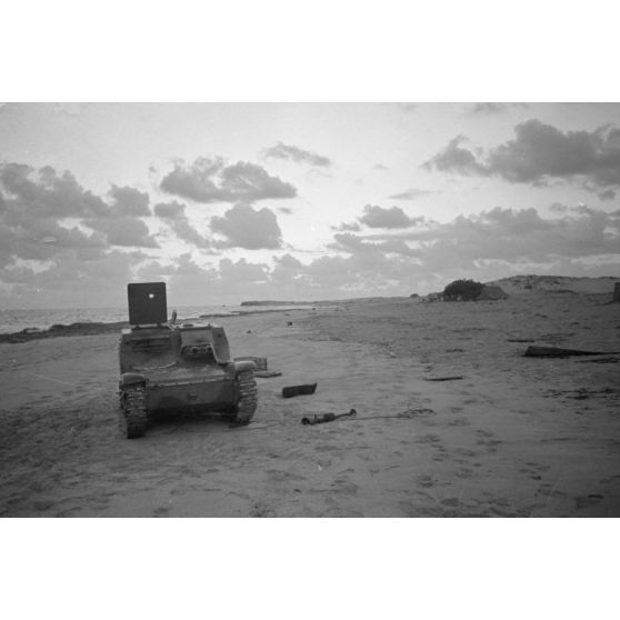 Une chenillette L3/35 ou Carro Veloce CV-35 abandonnée sur une plage.