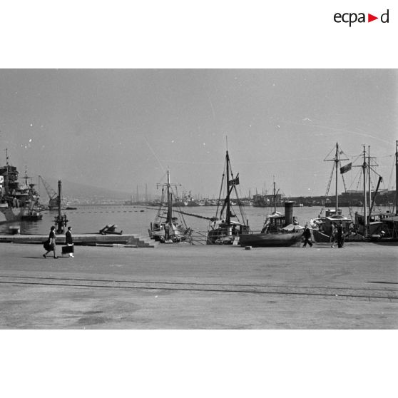 Le port de Naples, sur le gauche on aperçoit le croiseur léger Eugenio di Savoia.