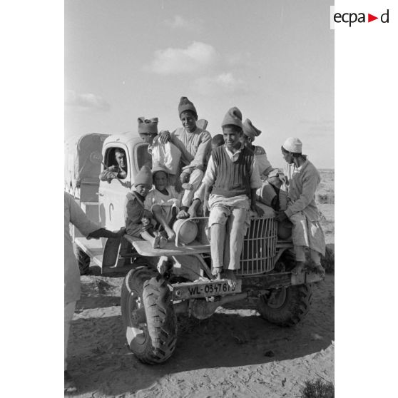 Un camion Dodge de la Luftwaffe Kriegsberichter Kompanie 7, immatriculé WL 0347675, lors d'une rencontre avec des jeunes bédouins.