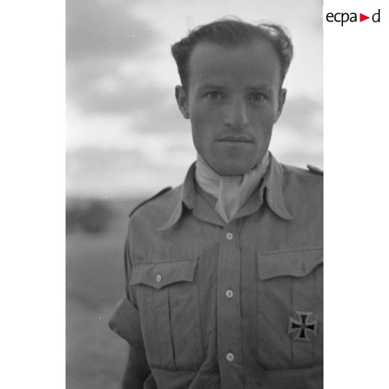 Portrait d'un officier subalterne de la Luftwaffe décoré de la croix de fer.