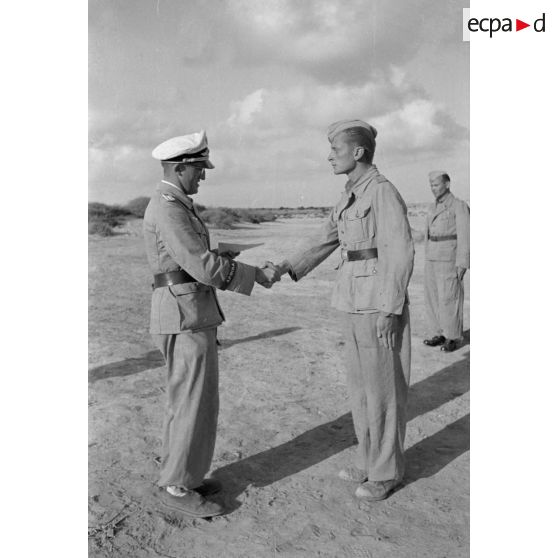 Un sous-lieutenant de l'armée de l'air allemand remet une décoration à un caporal allemand.