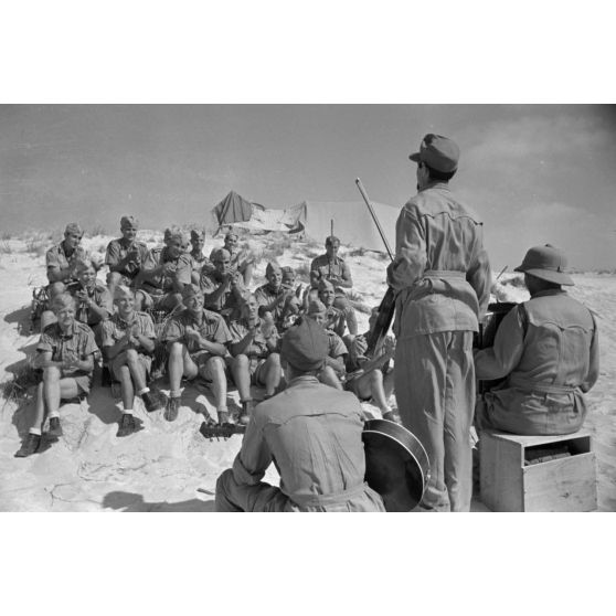 Sur une plage d'Egypte (El Quasaba), des membres de la KDF (Kraft durch Freude) jouent de la musique et chantent.