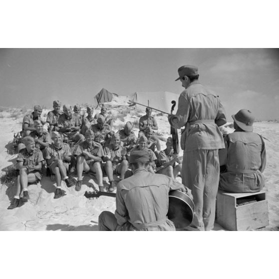 Sur une plage d'Egypte (El Quasaba), des membres de la KDF (Kraft durch Freude) jouent de la musique et chantent.