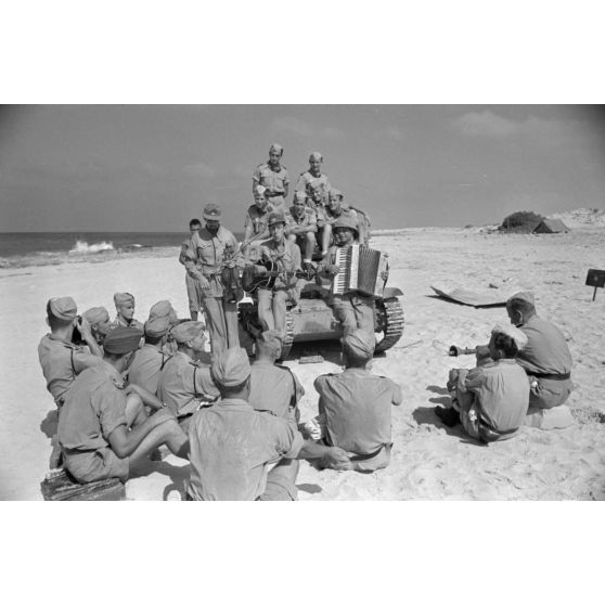 Sur une plage d'Egypte (El Quasaba), des membres de la KDF (Kraft durch Freude) jouent de la musique et chantent.