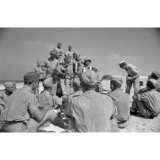 Sur une plage d'Egypte (El Quasaba), des membres de la KDF (Kraft durch Freude) jouent de la musique et chantent.