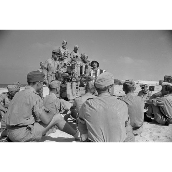 Sur une plage d'Egypte (El Quasaba), des membres de la KDF (Kraft durch Freude) jouent de la musique et chantent.