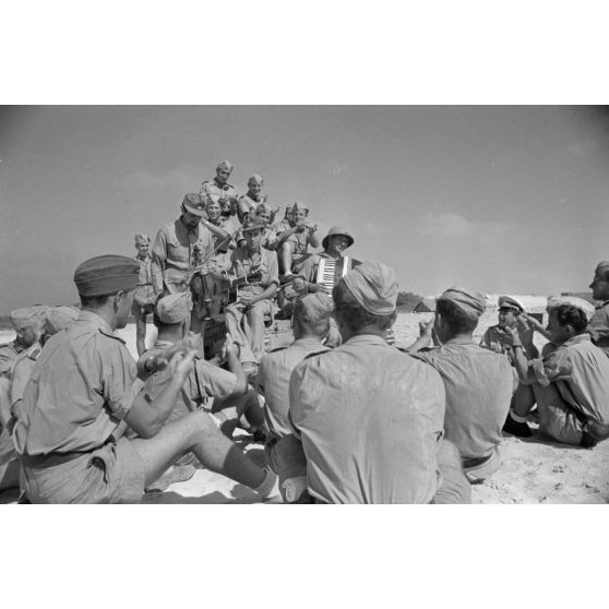 Sur une plage d'Egypte (El Quasaba), des membres de la KDF (Kraft durch Freude) jouent de la musique et chantent.