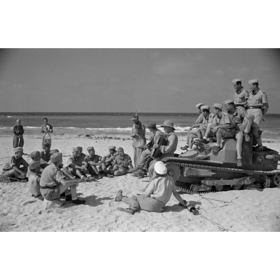 Sur une plage d'Egypte (El Quasaba), des membres de la KDF (Kraft durch Freude) jouent de la musique et chantent.