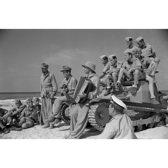 Sur une plage d'Egypte (El Quasaba), des membres de la KDF (Kraft durch Freude) jouent de la musique et chantent.