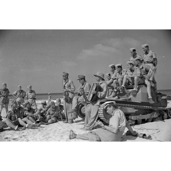 Sur une plage d'Egypte (El Quasaba), des membres de la KDF (Kraft durch Freude) jouent de la musique et chantent.