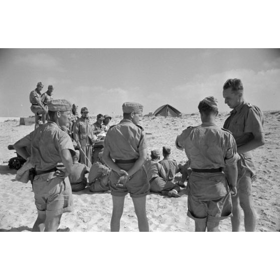 Sur une plage d'Egypte (El Quasaba), des membres de la KDF (Kraft durch Freude) jouent de la musique et chantent.