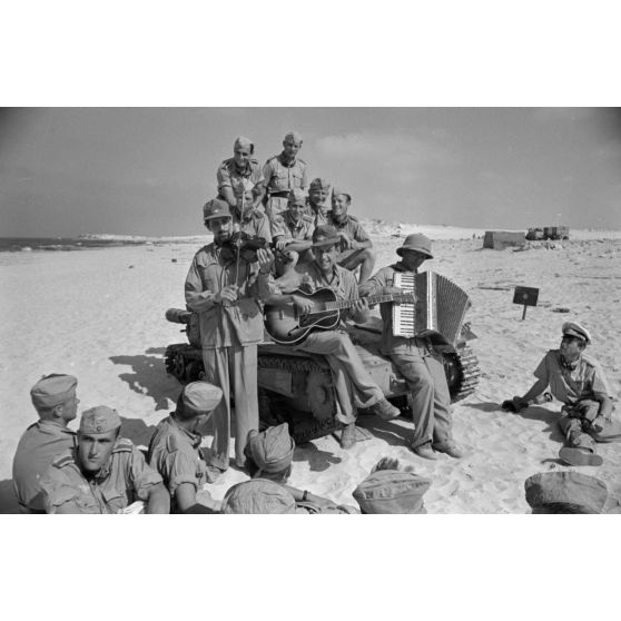 Sur une plage d'Egypte (El Quasaba), des membres de la KDF (Kraft durch Freude) jouent de la musique et chantent.