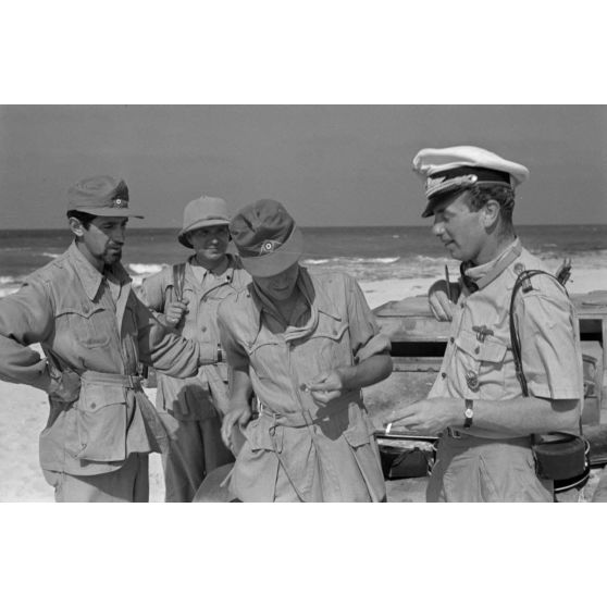 Sur une plage d'Egypte (El Quasaba), des membres de la KDF (Kraft durch Freude) jouent de la musique et chantent.