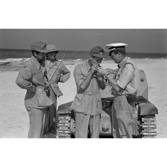 Sur une plage d'Egypte (El Quasaba), des membres de la KDF (Kraft durch Freude) jouent de la musique et chantent.