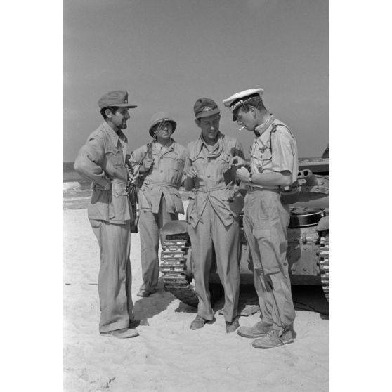 Sur une plage d'Egypte (El Quasaba), des membres de la KDF (Kraft durch Freude) jouent de la musique et chantent.