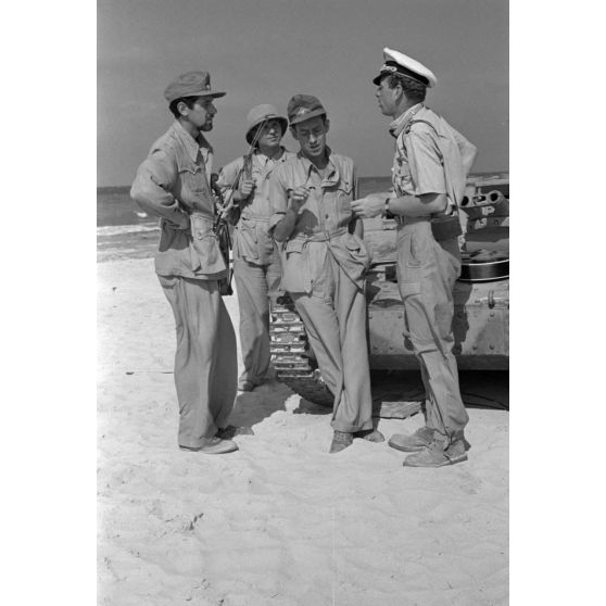 Sur une plage d'Egypte (El Quasaba), des membres de la KDF (Kraft durch Freude) jouent de la musique et chantent.