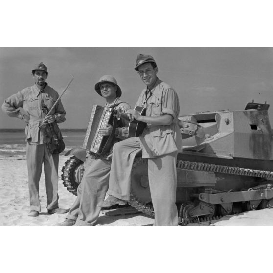 Sur une plage d'Egypte (El Quasaba), des membres de la KDF (Kraft durch Freude) jouent de la musique et chantent.