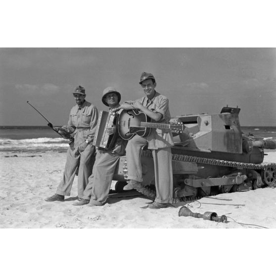 Sur une plage d'Egypte (El Quasaba), des membres de la KDF (Kraft durch Freude) jouent de la musique et chantent.