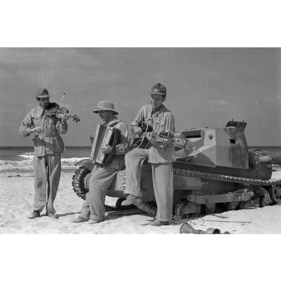 Sur une plage d'Egypte (El Quasaba), des membres de la KDF (Kraft durch Freude) jouent de la musique et chantent.