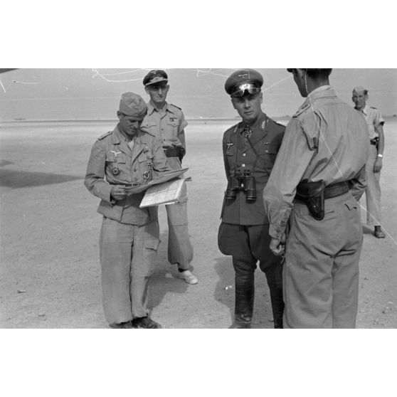 Arrivée du maréchal Erwin Rommel et rencontre avec les officiers.