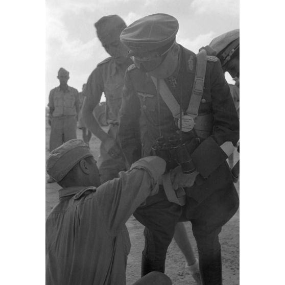 Le général Erwin Rommel s'équipe d'un parachute avant de monter à bord d'un avion Junkers Ju-87 Stuka.