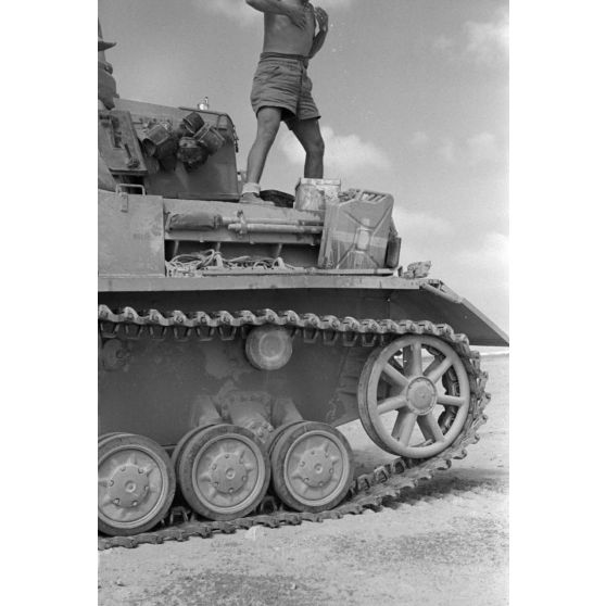 Dans un désert égyptien, la toilette d'un membre d'équipage de char Panzer III .