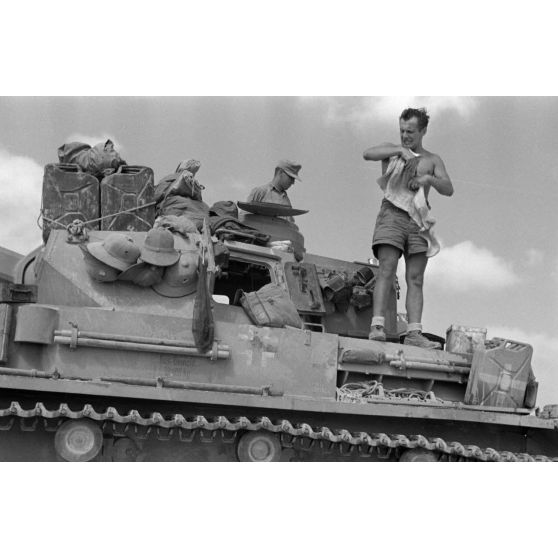 Dans un désert égyptien, la toilette d'un membre d'équipage de char Panzer III .