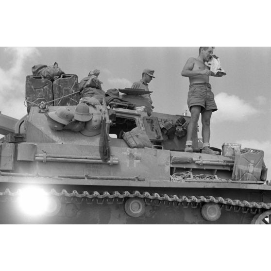 Dans un désert égyptien, la toilette d'un membre d'équipage de char Panzer III .