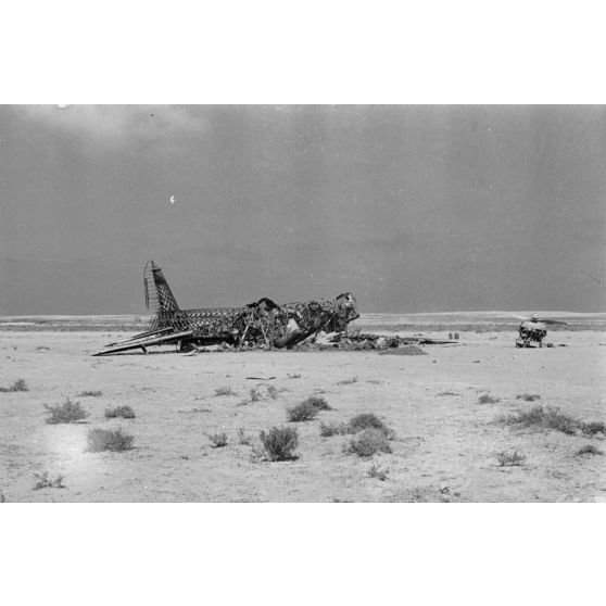 La carcasse d'un bimoteur britannique Vickers Wellington dont il ne reste que le squelette en bois.