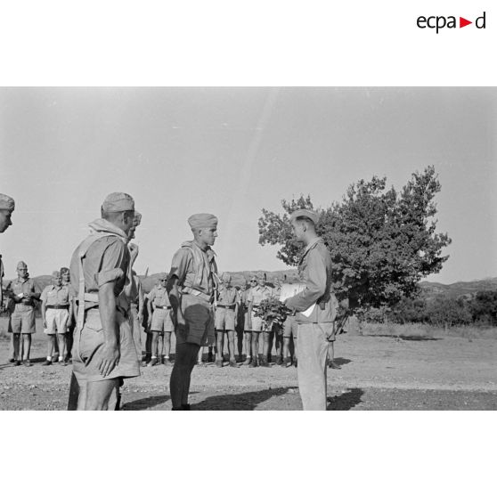 Remise d'un diplôme à un équipage du 2.(F)/Aufklärungsgruppe 123 de Junkers Ju-88 après sa 100e mission aérienne.