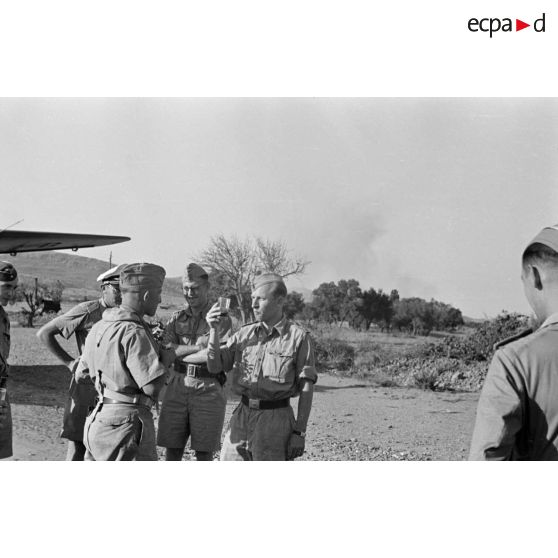 Remise d'un diplôme à un équipage du 2.(F)/Aufklärungsgruppe 123 de Junkers Ju-88 après sa 100e mission aérienne.