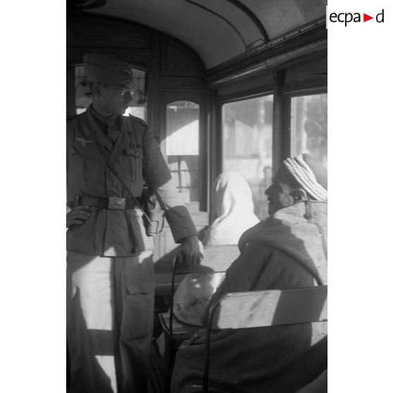 Un reporter de la Luftwaffe Kriegsberichter Kompanie 6 dans le tramway de Tunis.