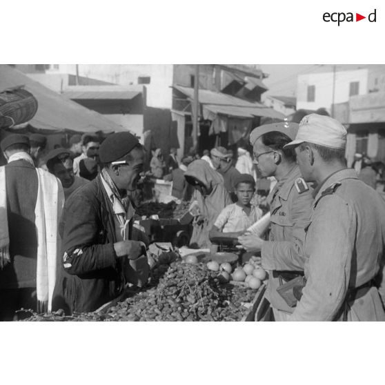 Des reporters de la Luftwaffe Kriegsberichter Kompanie 6 dans un marché de Tunis.