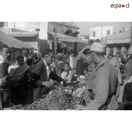 Des reporters de la Luftwaffe Kriegsberichter Kompanie 6 dans un marché de Tunis.