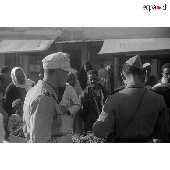 Des reporters de la Luftwaffe Kriegsberichter Kompanie 6 dans un marché de Tunis.