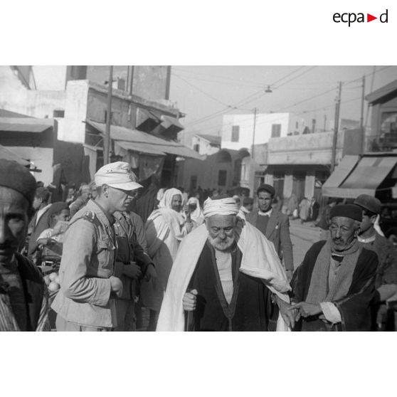 Des reporters de la Luftwaffe Kriegsberichter Kompanie 6 dans un marché de Tunis.