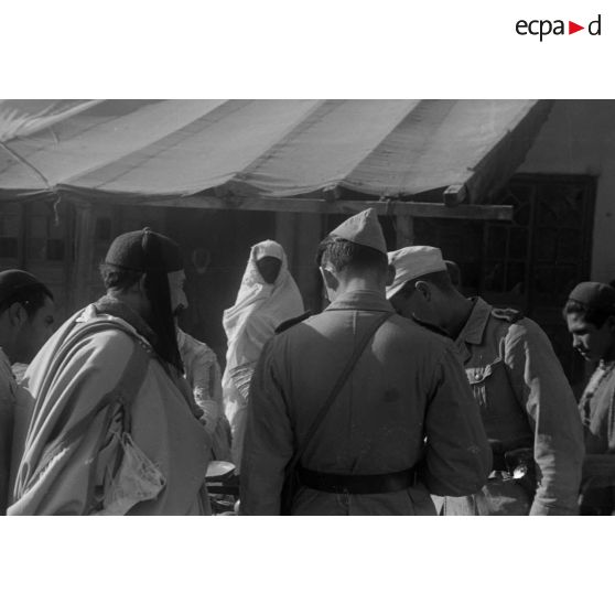 Des reporters de la Luftwaffe Kriegsberichter Kompanie 6 dans un marché de Tunis.