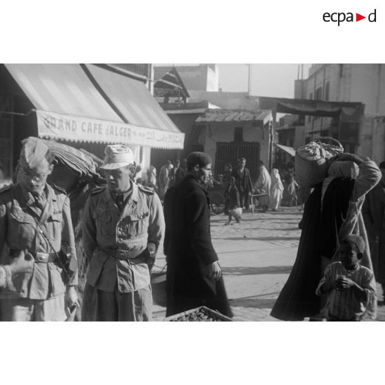 Des reporters de la Luftwaffe Kriegsberichter Kompanie 6 dans un marché de Tunis.