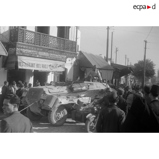 A Tunis, le dépannage d'un Sd.Kfz.234 par un camion grue Büssing NAG 500 A.